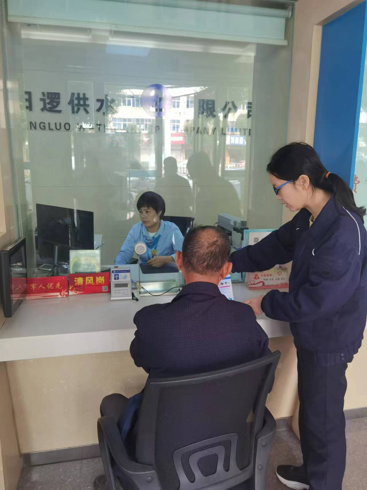 目前营业大厅内对前来办理的人员发放《水表防冻宣传手册》所有抄表